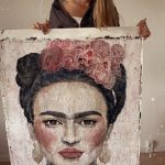 kunde-med-frida-kahlo-originalt-portraet-maleri-lyseroed-lyse-toner