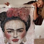 kunde-med-frida-kahlo-originalt-portraet-maleri-lyseroed-lyse-toner