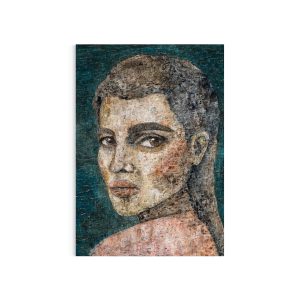 portraet-af-melankolsk-kvinde-groen-baggrund