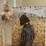 maleri-kvinde-med-page-med-ryggen-til