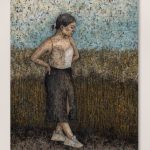 akryl-maleri-kvinde-i-stropkjole-paa-mark-sti