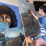 Kvinde-i-sort-kjole-paa-mark-kigger-ned