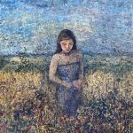 Kvinde-i-sort-kjole-paa-mark-kigger-ned