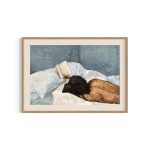 Giclee-tryk -af-kvinde-der-ligger-i-sengen-og-laeser-bog