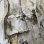 maleri-melankolsk-pige-i-hvid-kjole-paa-mark