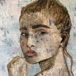 portraet-maleri-genert-kvinde-paa-strand-naturlig-knold