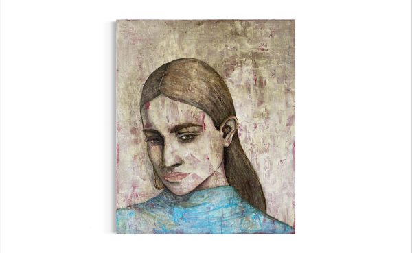 stort-portraet-maleri-trist-kvinde-lyseblaa-glat-haar-beige