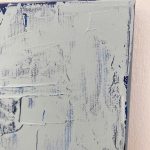 abstrakt-kubistisk-portraet-maleri-kvinde-ligger-ned-beige-lyseblaa-milde-toner