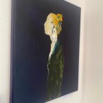 lille-portraet-blonde-kvinde-abstrakt-spartel-lilla-baggrund