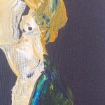 lille-portraet-blonde-kvinde-abstrakt-spartel-lilla-baggrund