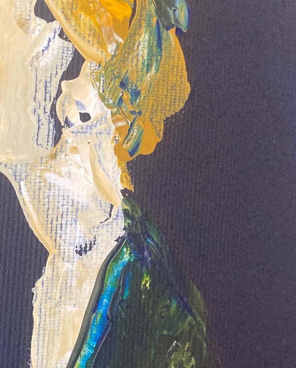 lille-portraet-blonde-kvinde-abstrakt-spartel-lilla-baggrund
