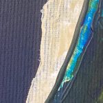 lille-portraet-blonde-kvinde-abstrakt-spartel-lilla-baggrund