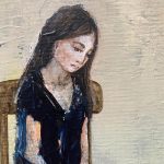 lille-portraet-moerkhaaret-pige-paa-stol-laeser-bog