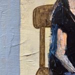 lille-portraet-moerkhaaret-pige-paa-stol-laeser-bog