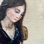 lille-portraet-moerkhaaret-pige-paa-stol-laeser-bog