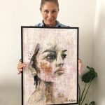 kunde-med-originalt-vaerk-kimia-bahari-akryl-maleri-af-sorthaaret-kvinde-i-lyse-farver