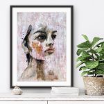 indrammet-akryl-maleri-af-sorthaaret-kvinde-i-lyse-farver