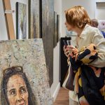 kunst-udstilling-i-illum-bestillingsportraet-af-islandsk-skoenhed-malet-af-dansk-kunstner