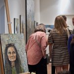 kunst-udstilling-i-illum-bestillingsportraet-af-islandsk-skoenhed-malet-af-dansk-kunstner