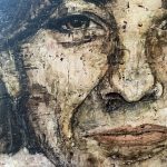 bestillingsportraet-af-mor-i-jordfarver-og-lyse-nude-toner-close-up