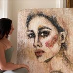 kunstner-med-sit-vaerk-portraet-maleri-af-kvinde-i-lyse-røde-nude-toner