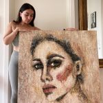 kunstner-med-sit-vaerk-portraet-maleri-af-kvinde-i-lyse-røde-nude-toner