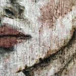 abstrakt-portraetmaleri-af-sort-haaret-kvinde-i-lyse-toner