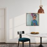 Maleri-af-afrikansk-kvinde-farverigt-portraet-i-blaalige-toner-i-ramme