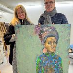 Kunder-med-originalt-maleri-kimia-bahari-Ayelle-afrikansk-kvinde-farverigt-portraet-blaalige-toner