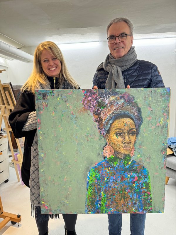 Kunder-med-originalt-maleri-kimia-bahari-Ayelle-afrikansk-kvinde-farverigt-portraet-blaalige-toner