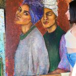 Maleri-af-a-to-afrikanske-kvinder-farverigt-portraet-lilla-varme-brune-toner