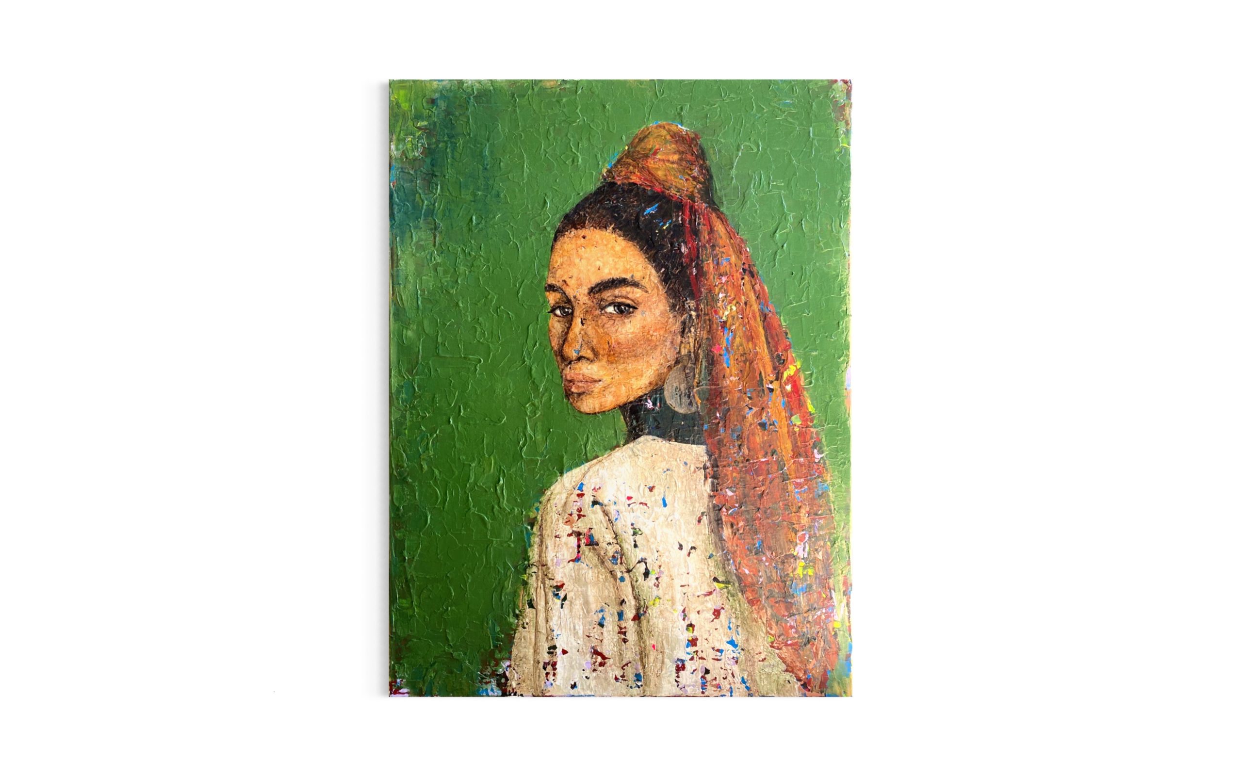 Groent-maleri-af-moerkhaaret-kvinde-med-ryggen-til-og-toerklaede-i-haaret