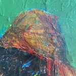 Groent-maleri-af-moerkhaaret-kvinde-med-ryggen-til-og-toerklaede-i-haaret