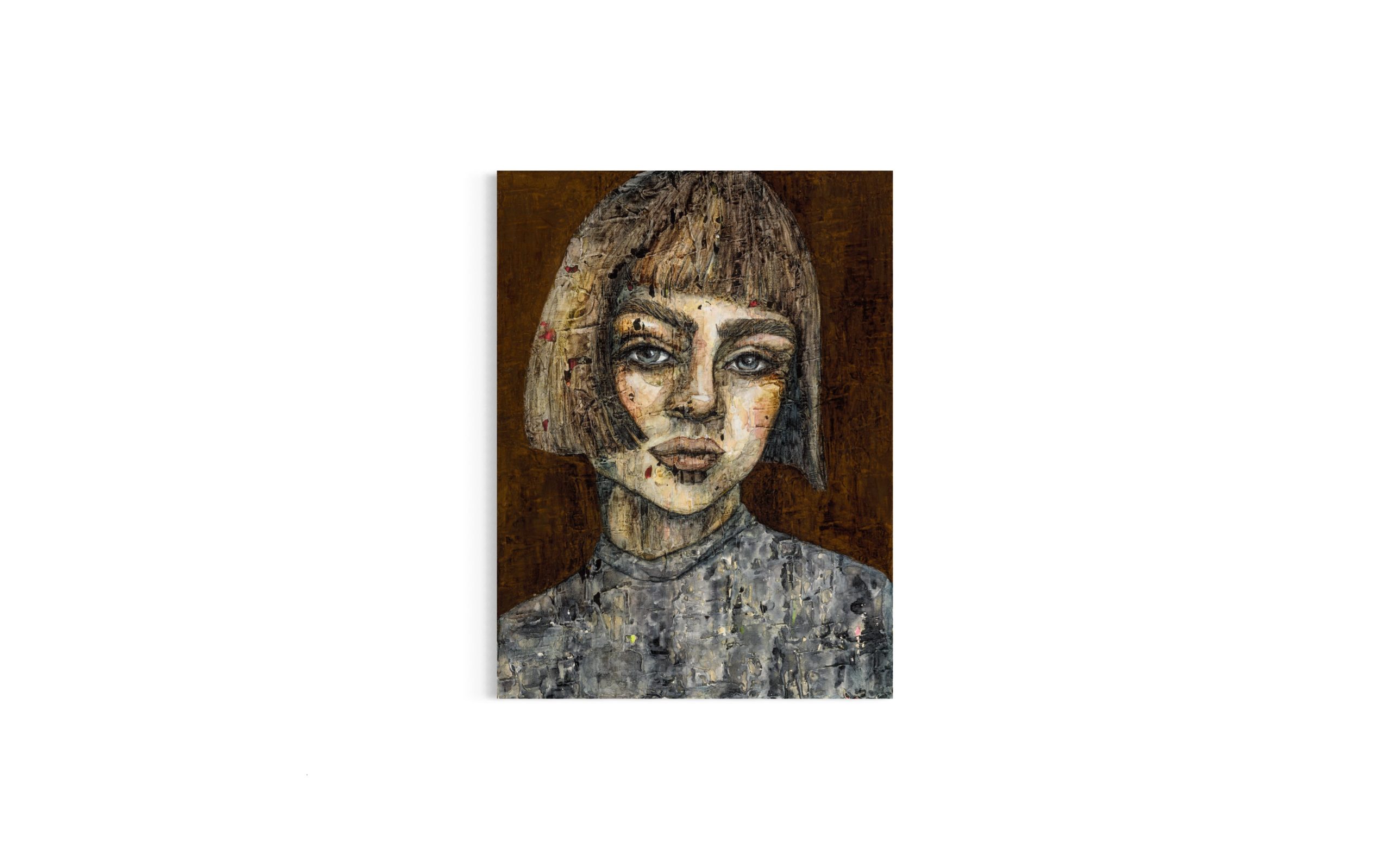 Maleri-paa-vaeg-af-eftertaenksom-kvinde-med-page-med-tekstur-og-blaa-rullekrave-og-brun-baggrund