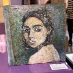 Maleri-med-spartel-teknik-brunhaaret-kvinde-med-page-i-blaa-groent-rum-og-bar-overkrop