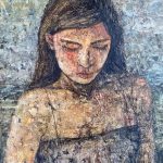 maleri-af-kvinde-paa-groen-mark-med-strop-kjole-og-brunt-haar