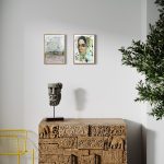 maleri-paa-vaeg-af-kvinde-med-blomstret-toerklaede-i-groenne-toner