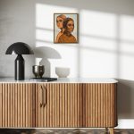 Kultegning-af-to-kvinder-i-tshirt-paa-orange-baggrund