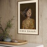 plakat-af-noegen-kvinde-med-vind-i-haaret