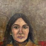 Dobbeltportraet-af-kimia-bahari-kvinde-med-barn-paa-skoedet-i-roed-sofa