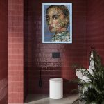 Giclee-tryk-af-kvinde-i-tre-kvart-profil-med-knold-og-blaa-baggrund-paa-hvid-vaeg