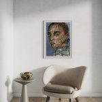 Giclee-tryk-af-kvinde-i-tre-kvart-profil-med-knold-og-blaa-baggrund-paa-hvid-vaeg