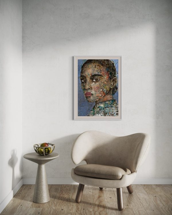 Giclee-tryk-af-kvinde-i-tre-kvart-profil-med-knold-og-blaa-baggrund-paa-hvid-vaeg