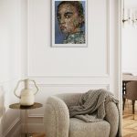 Giclee-tryk-af-kvinde-i-tre-kvart-profil-med-knold-og-blaa-baggrund-paa-hvid-vaeg