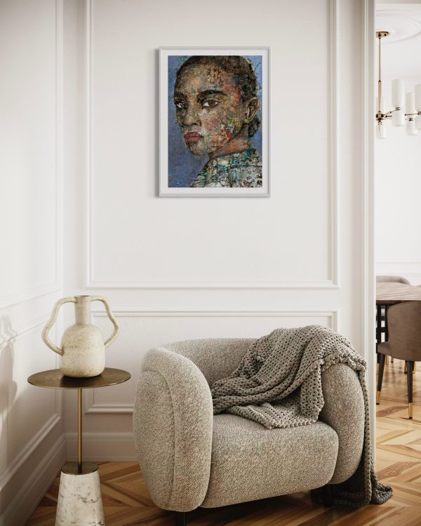 Giclee-tryk-af-kvinde-i-tre-kvart-profil-med-knold-og-blaa-baggrund-paa-hvid-vaeg