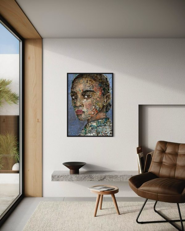 Giclee-tryk-af-kvinde-i-tre-kvart-profil-med-knold-og-blaa-baggrund-paa-hvid-vaeg