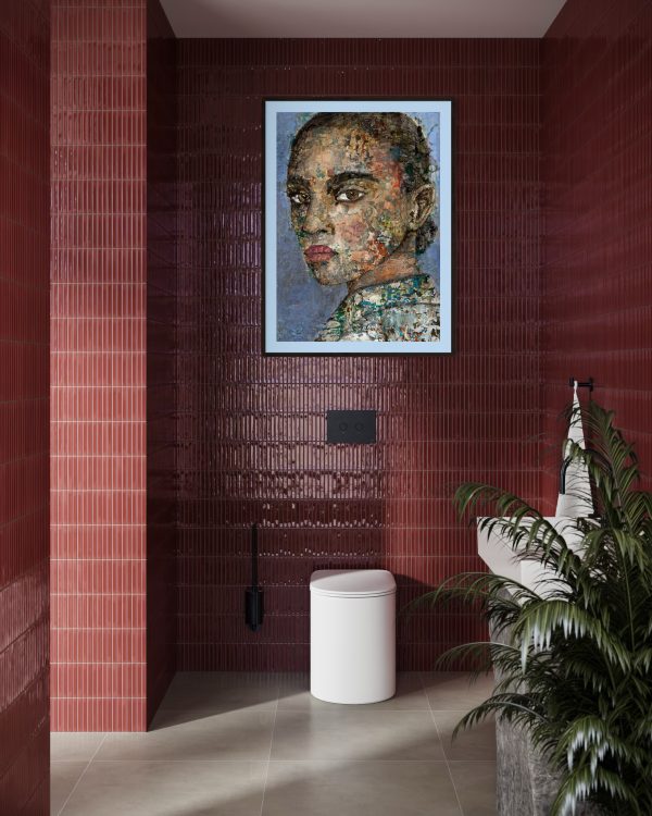 Giclee-tryk-af-kvinde-i-tre-kvart-profil-med-knold-og-blaa-baggrund-paa-hvid-vaeg
