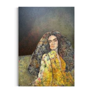 Orientalsk-kvinde-med-sort-haar-og-gul-kjole-og-oliven-groen-baggrund