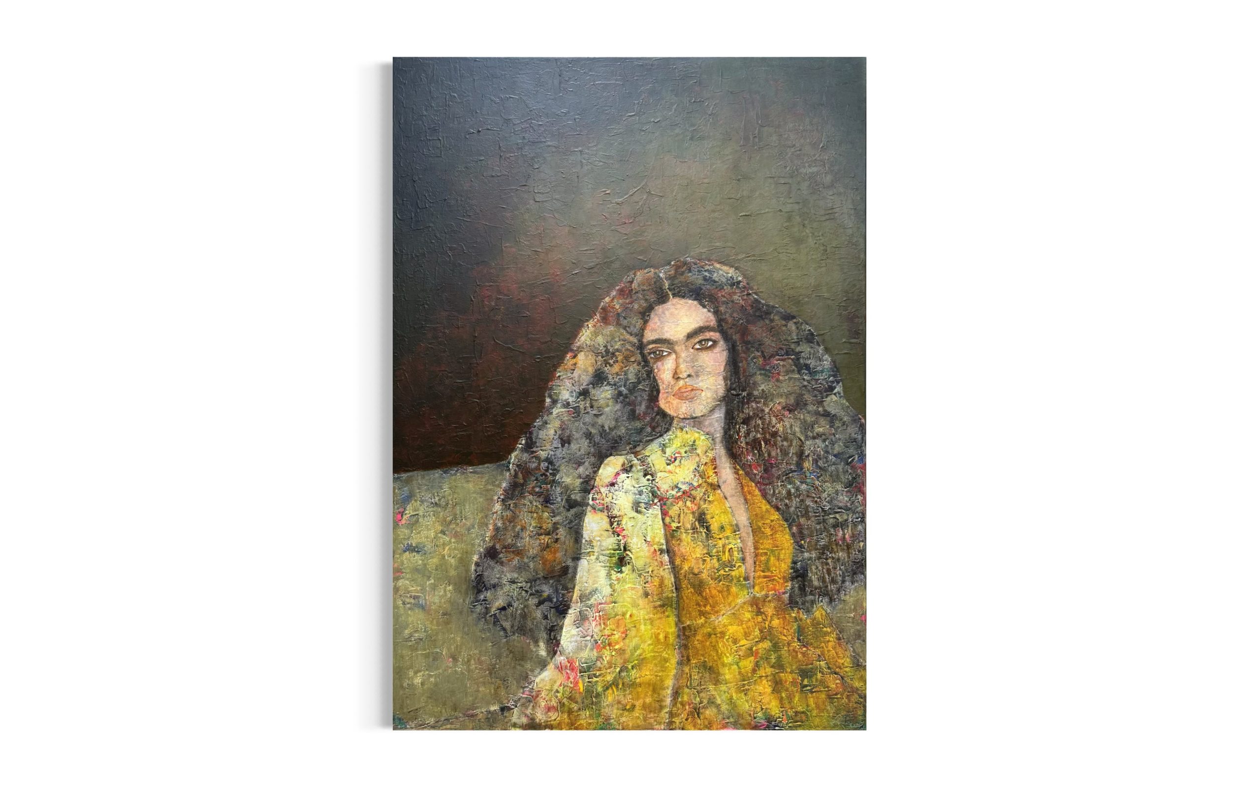 Orientalsk-kvinde-med-sort-haar-og-gul-kjole-og-oliven-groen-baggrund