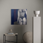 Kulmaleri af kvindekrop i hjemmetøj set bagfra gående imod et tomt rum